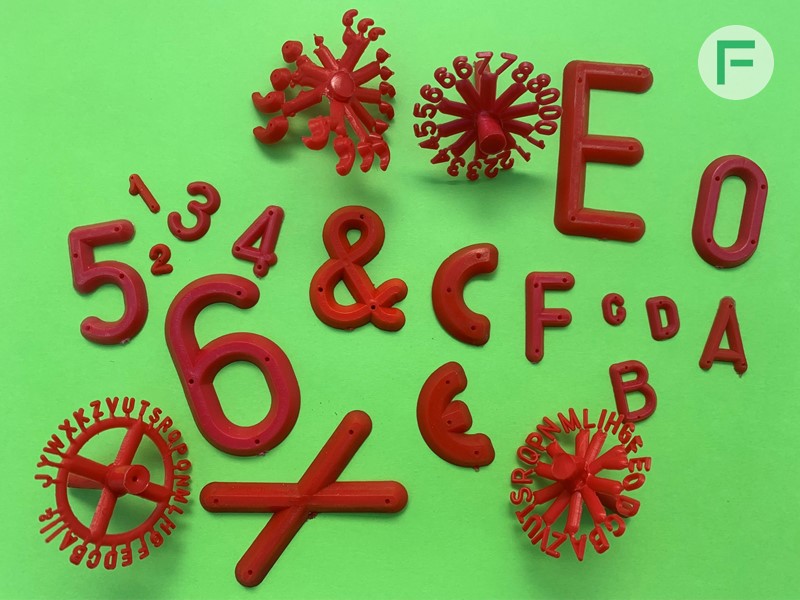 Numeri e lettere in plastica